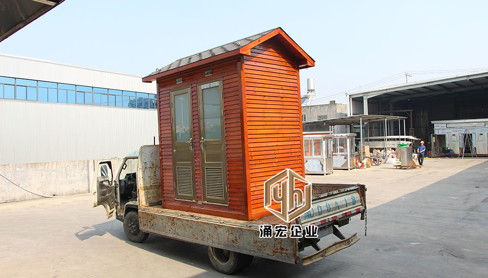 防腐木環保廁所裝車